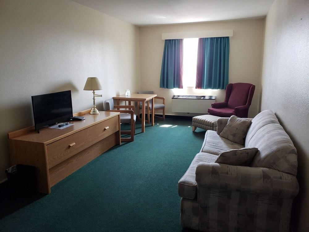 מלון Super 8 By Wyndham Moose Jaw Sk מראה חיצוני תמונה