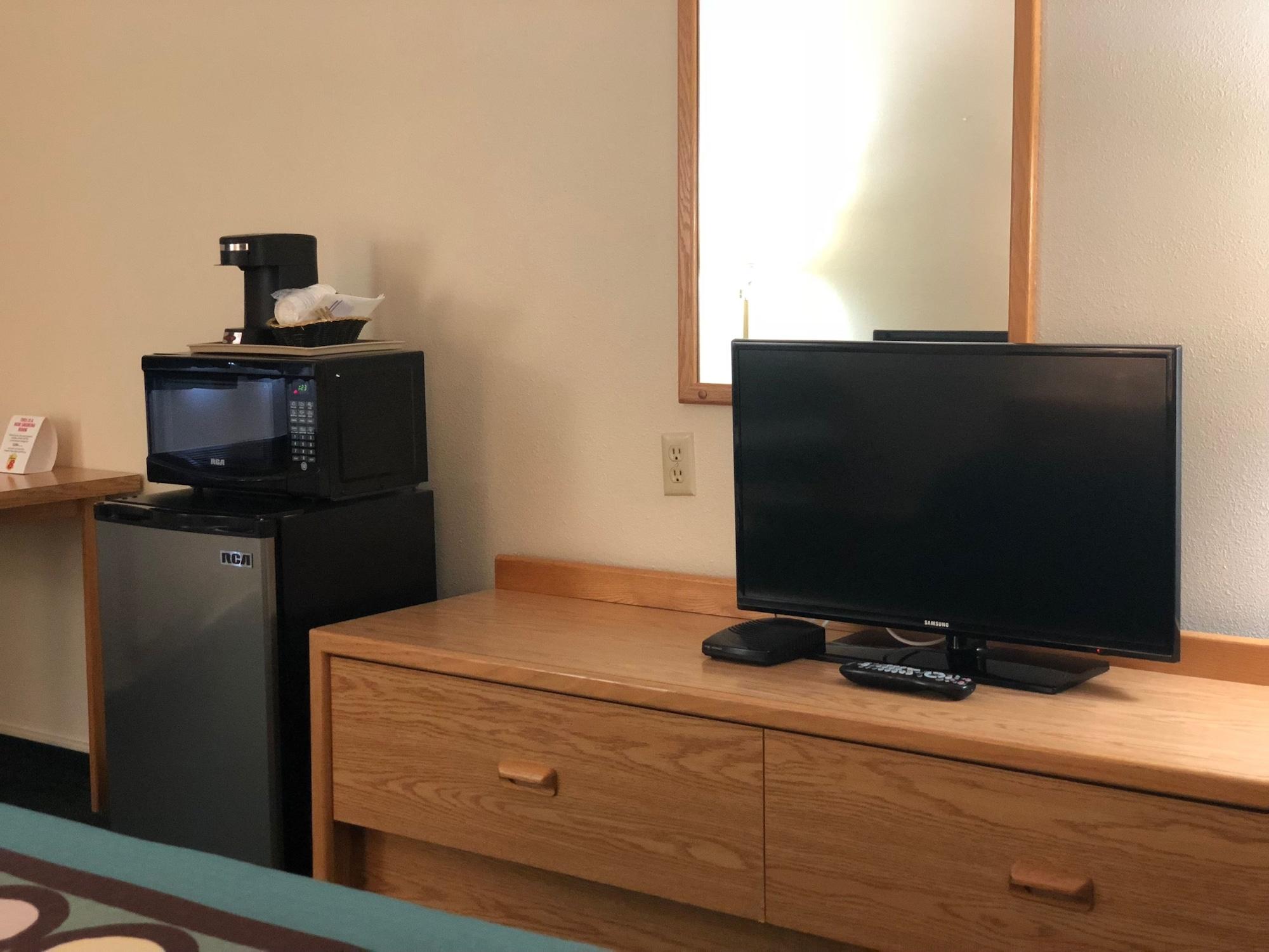 מלון Super 8 By Wyndham Moose Jaw Sk מראה חיצוני תמונה