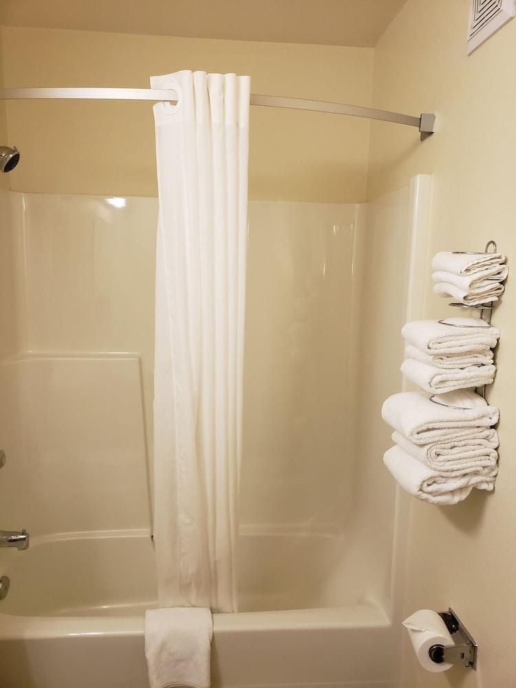 מלון Super 8 By Wyndham Moose Jaw Sk מראה חיצוני תמונה