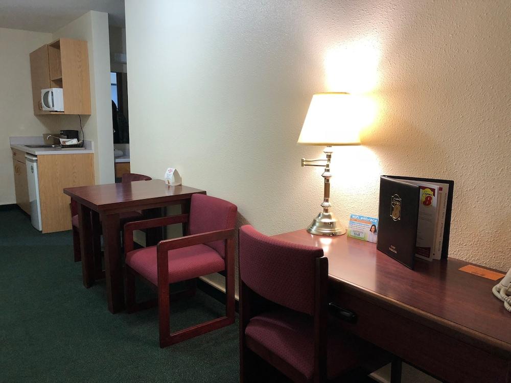 מלון Super 8 By Wyndham Moose Jaw Sk מראה חיצוני תמונה