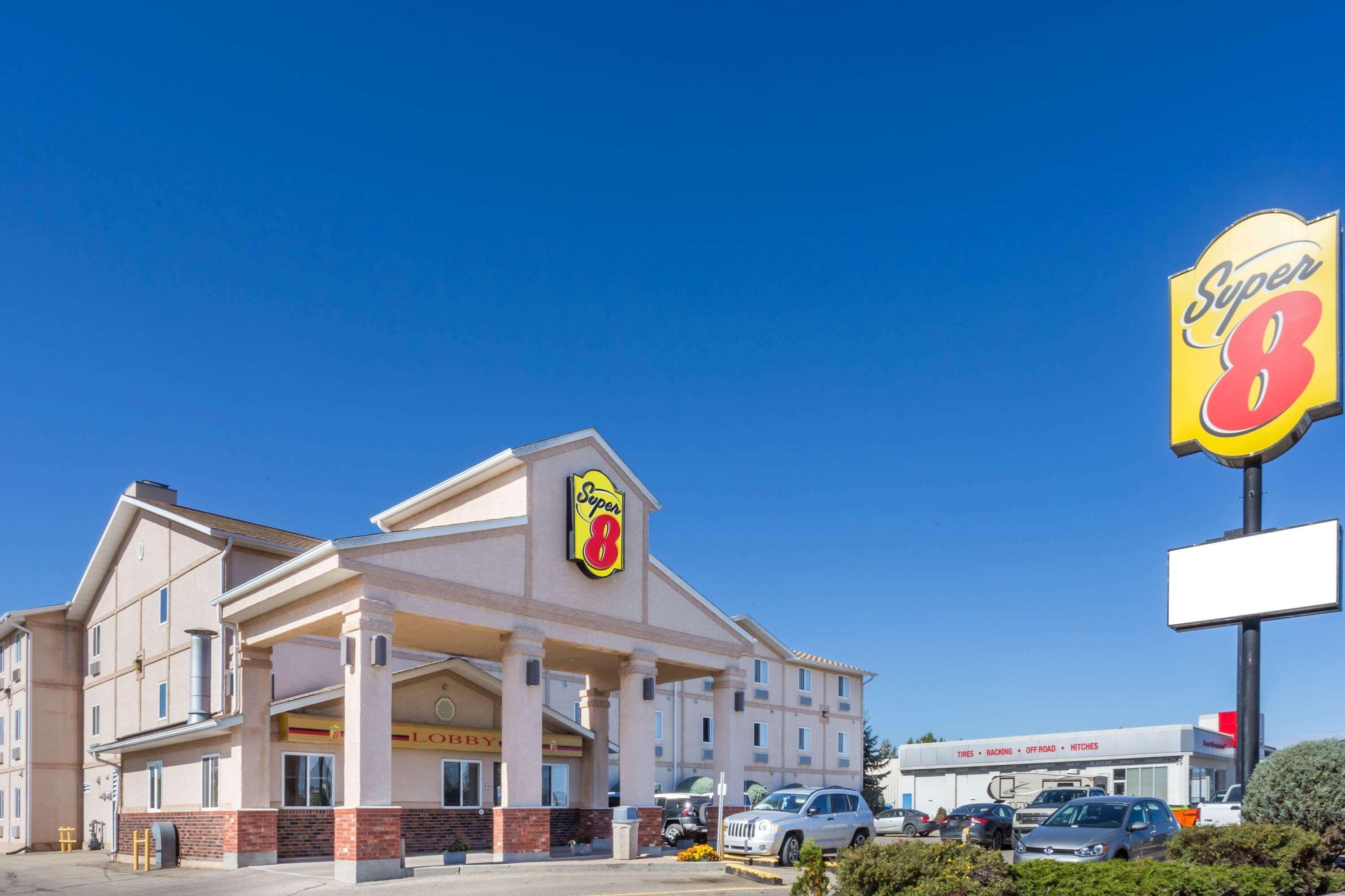 מלון Super 8 By Wyndham Moose Jaw Sk מראה חיצוני תמונה