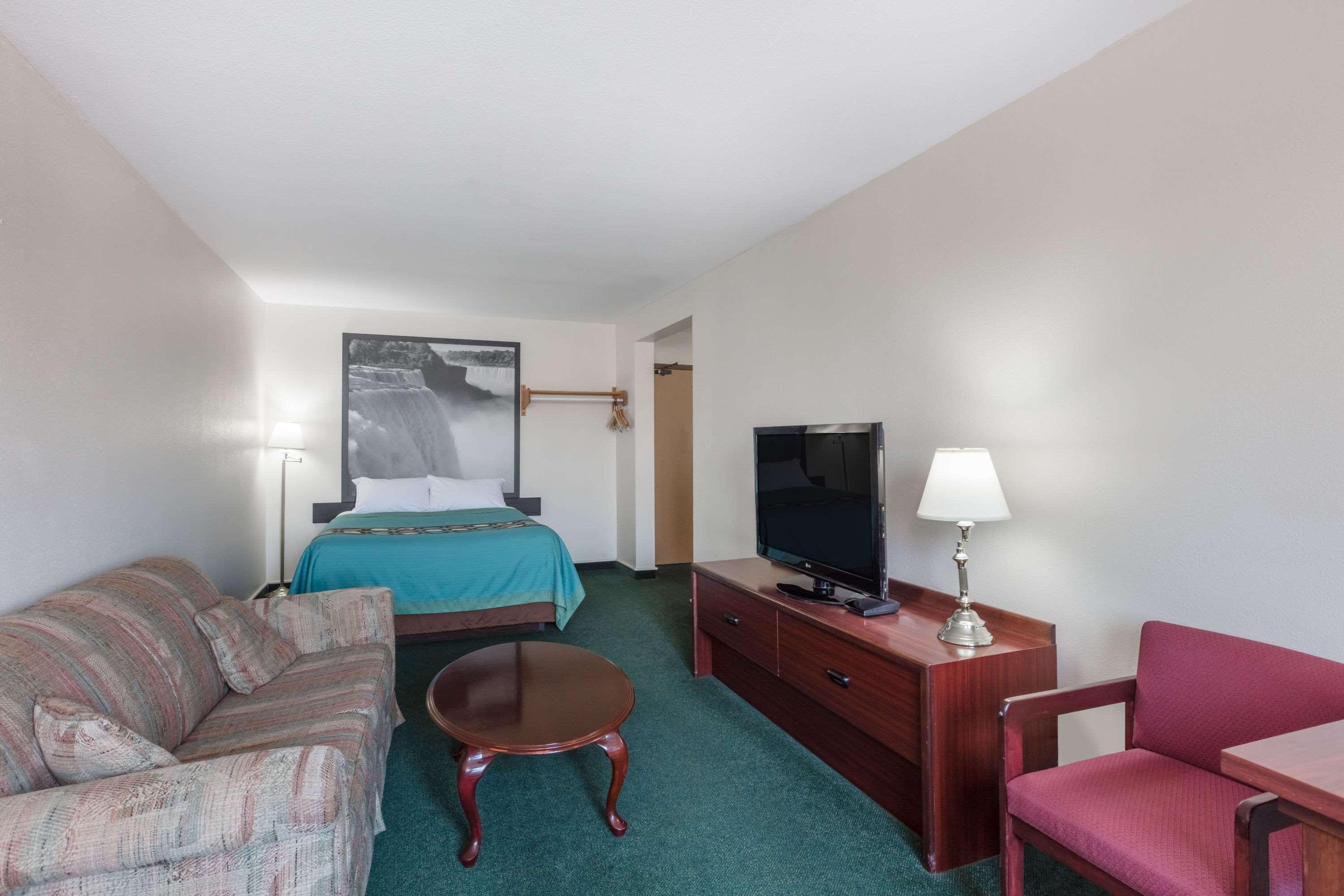 מלון Super 8 By Wyndham Moose Jaw Sk מראה חיצוני תמונה