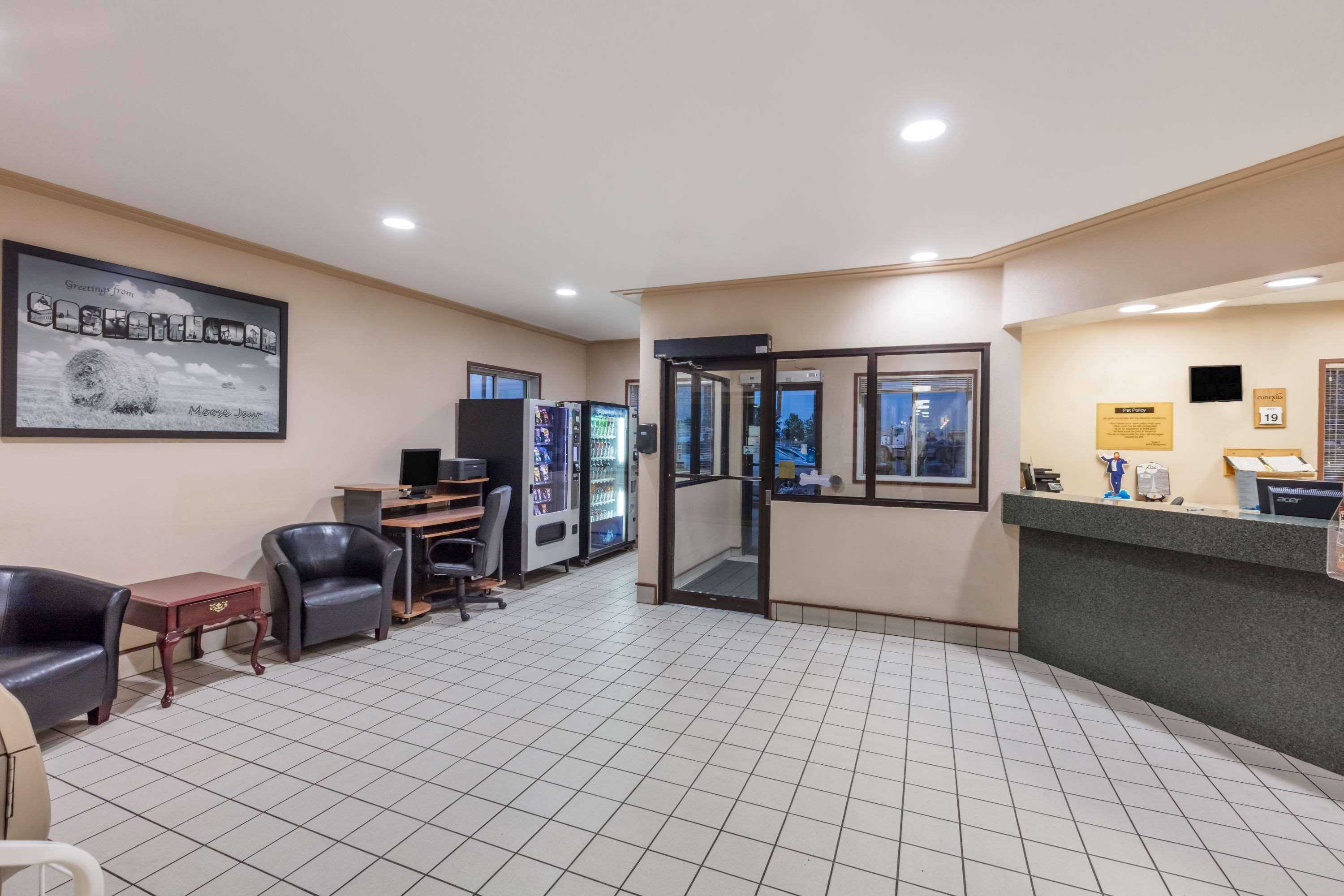 מלון Super 8 By Wyndham Moose Jaw Sk מראה חיצוני תמונה