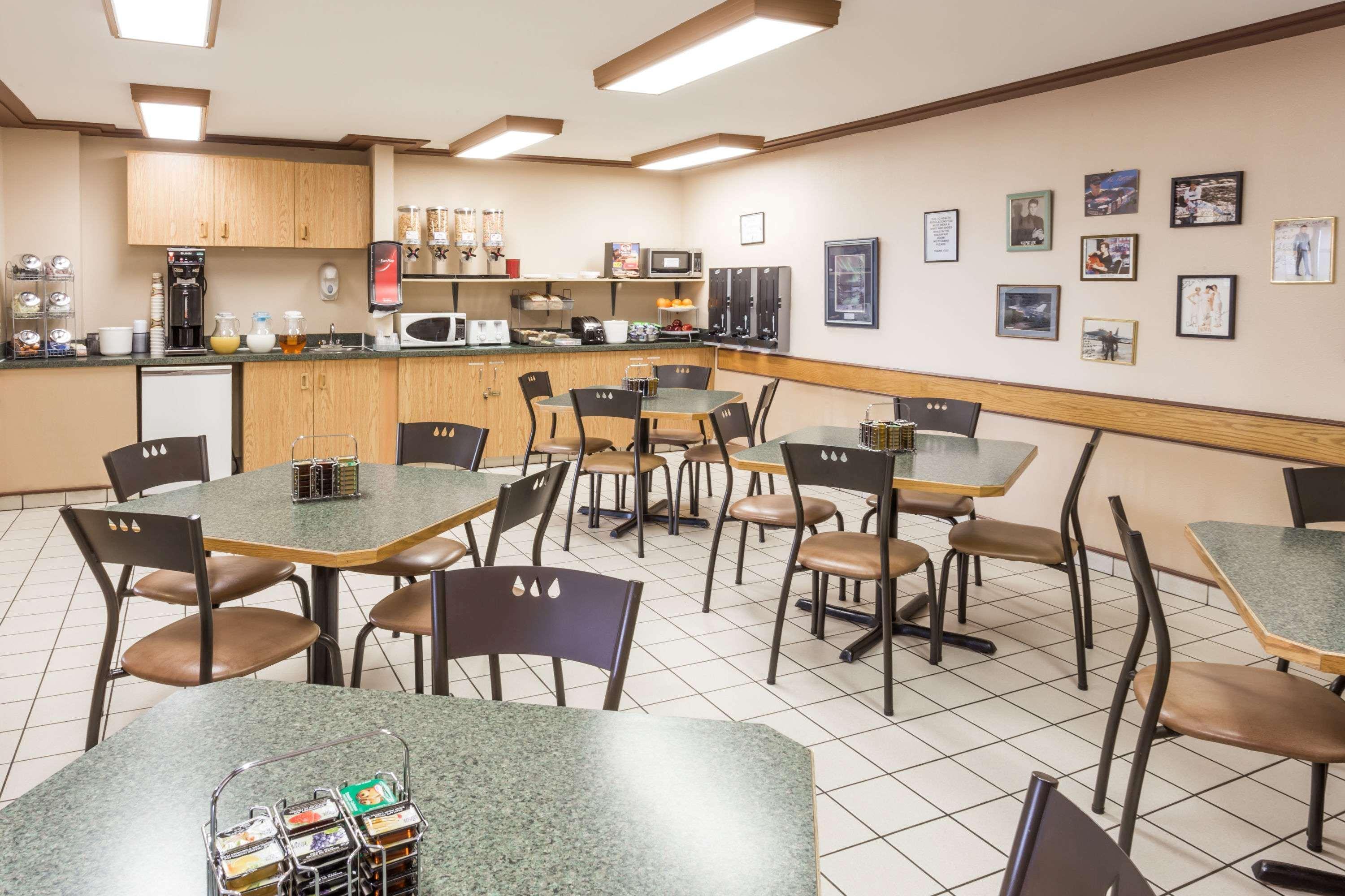 מלון Super 8 By Wyndham Moose Jaw Sk מראה חיצוני תמונה