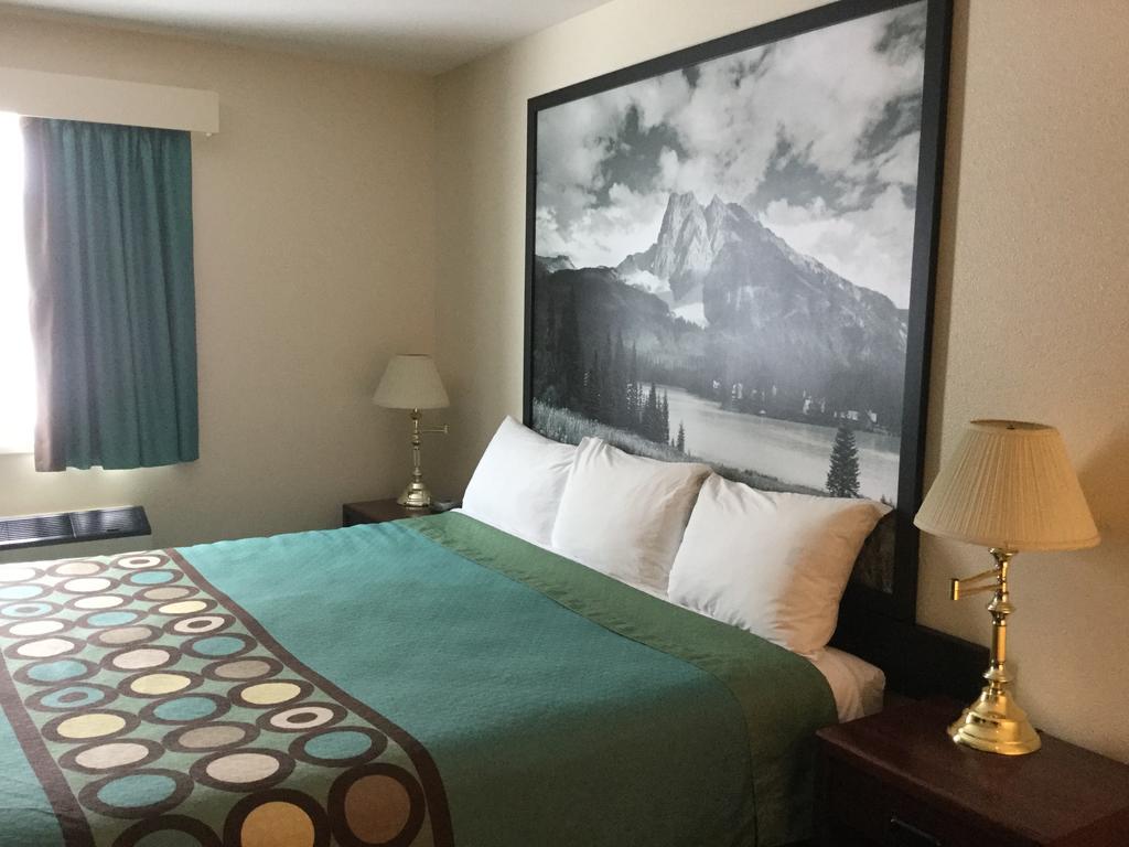 מלון Super 8 By Wyndham Moose Jaw Sk מראה חיצוני תמונה
