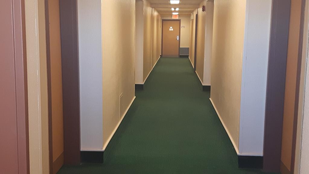 מלון Super 8 By Wyndham Moose Jaw Sk מראה חיצוני תמונה