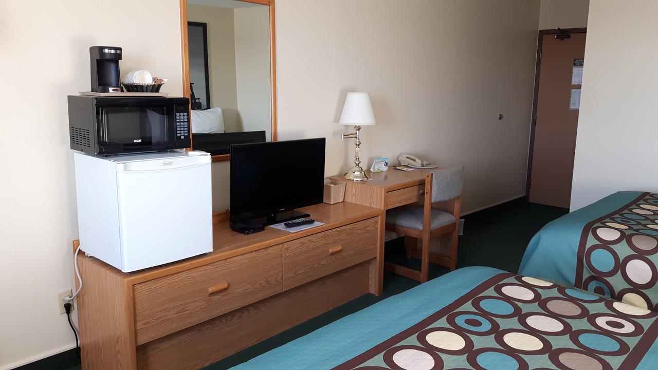 מלון Super 8 By Wyndham Moose Jaw Sk מראה חיצוני תמונה