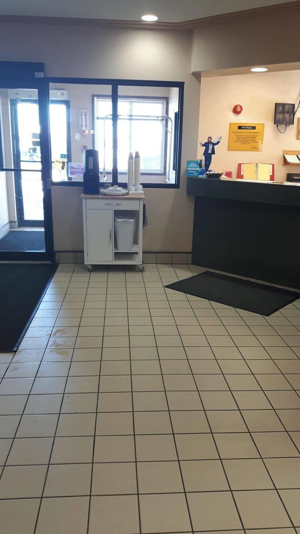 מלון Super 8 By Wyndham Moose Jaw Sk מראה חיצוני תמונה
