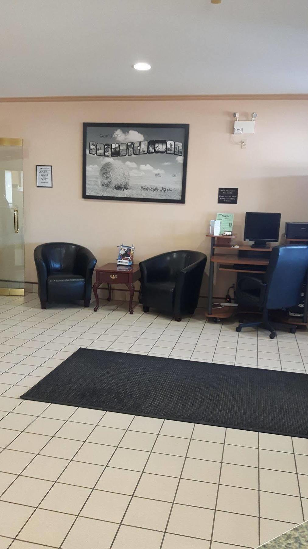 מלון Super 8 By Wyndham Moose Jaw Sk מראה חיצוני תמונה