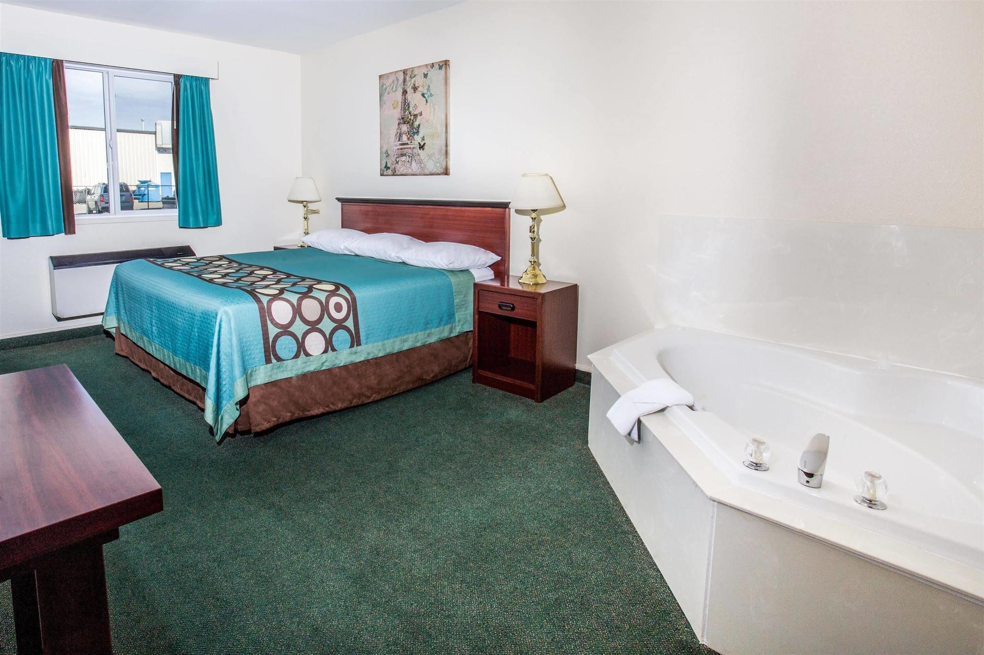 מלון Super 8 By Wyndham Moose Jaw Sk מראה חיצוני תמונה