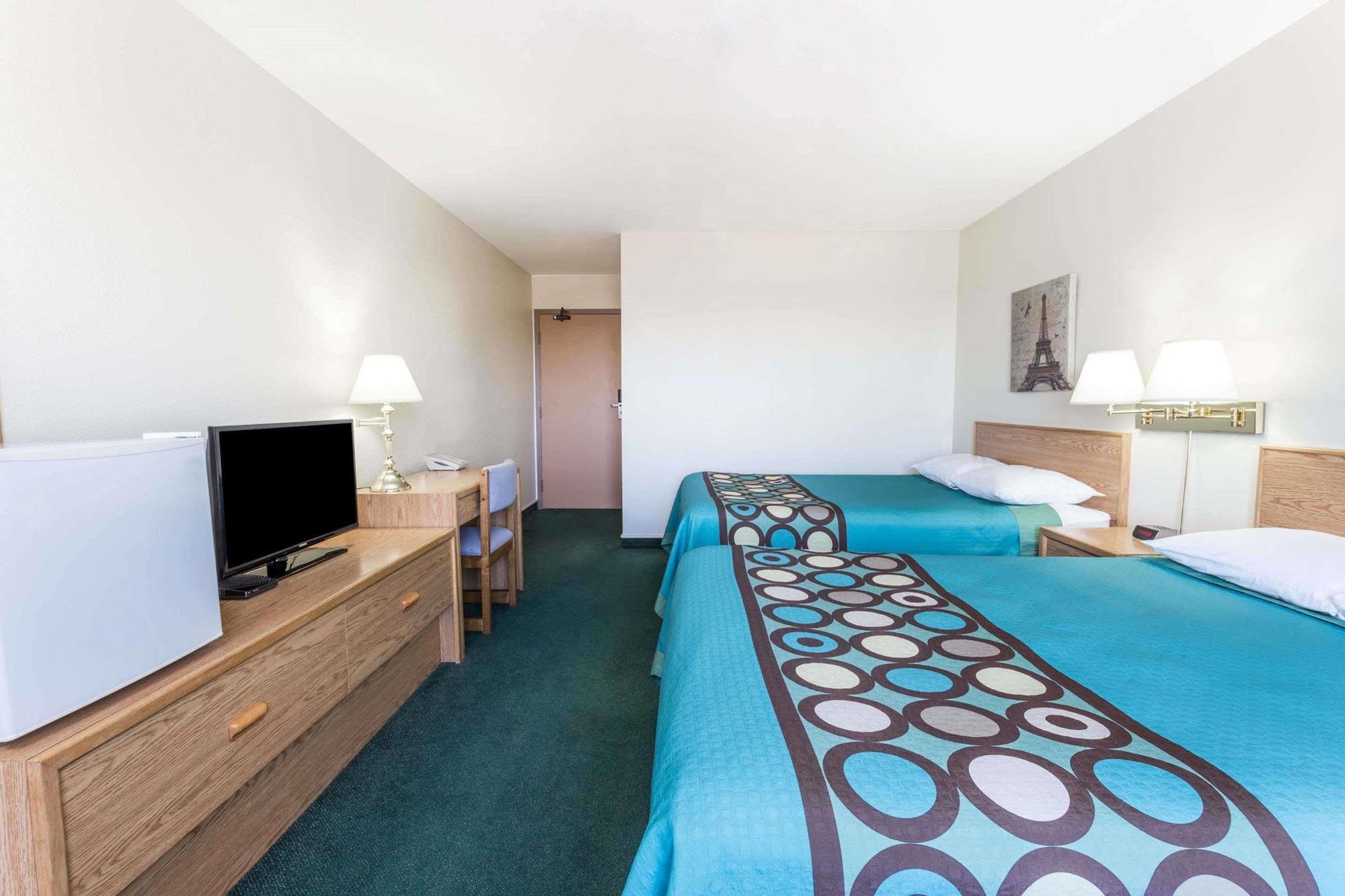 מלון Super 8 By Wyndham Moose Jaw Sk מראה חיצוני תמונה