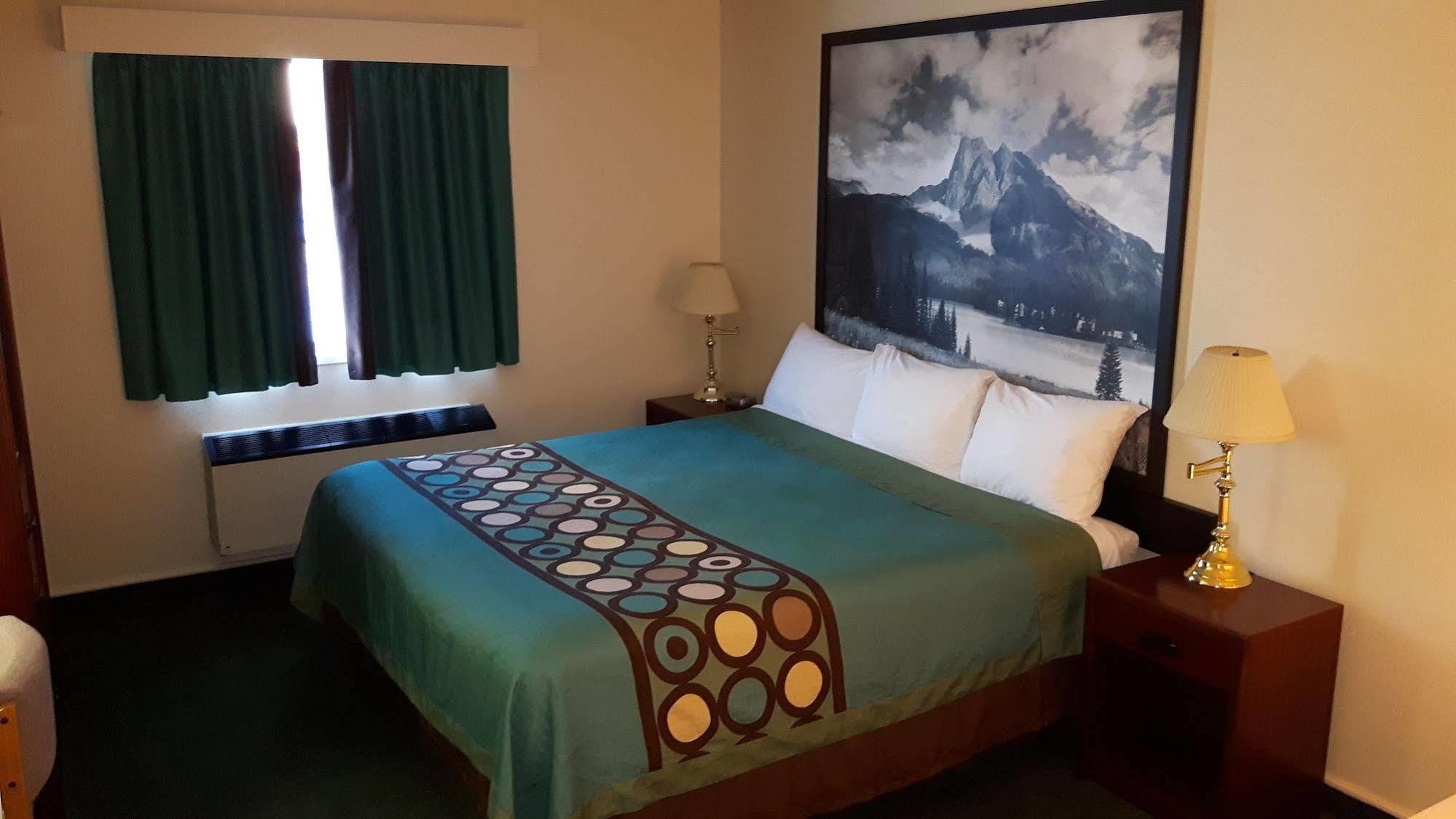 מלון Super 8 By Wyndham Moose Jaw Sk מראה חיצוני תמונה