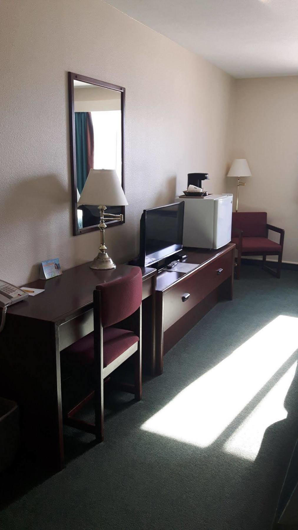 מלון Super 8 By Wyndham Moose Jaw Sk מראה חיצוני תמונה