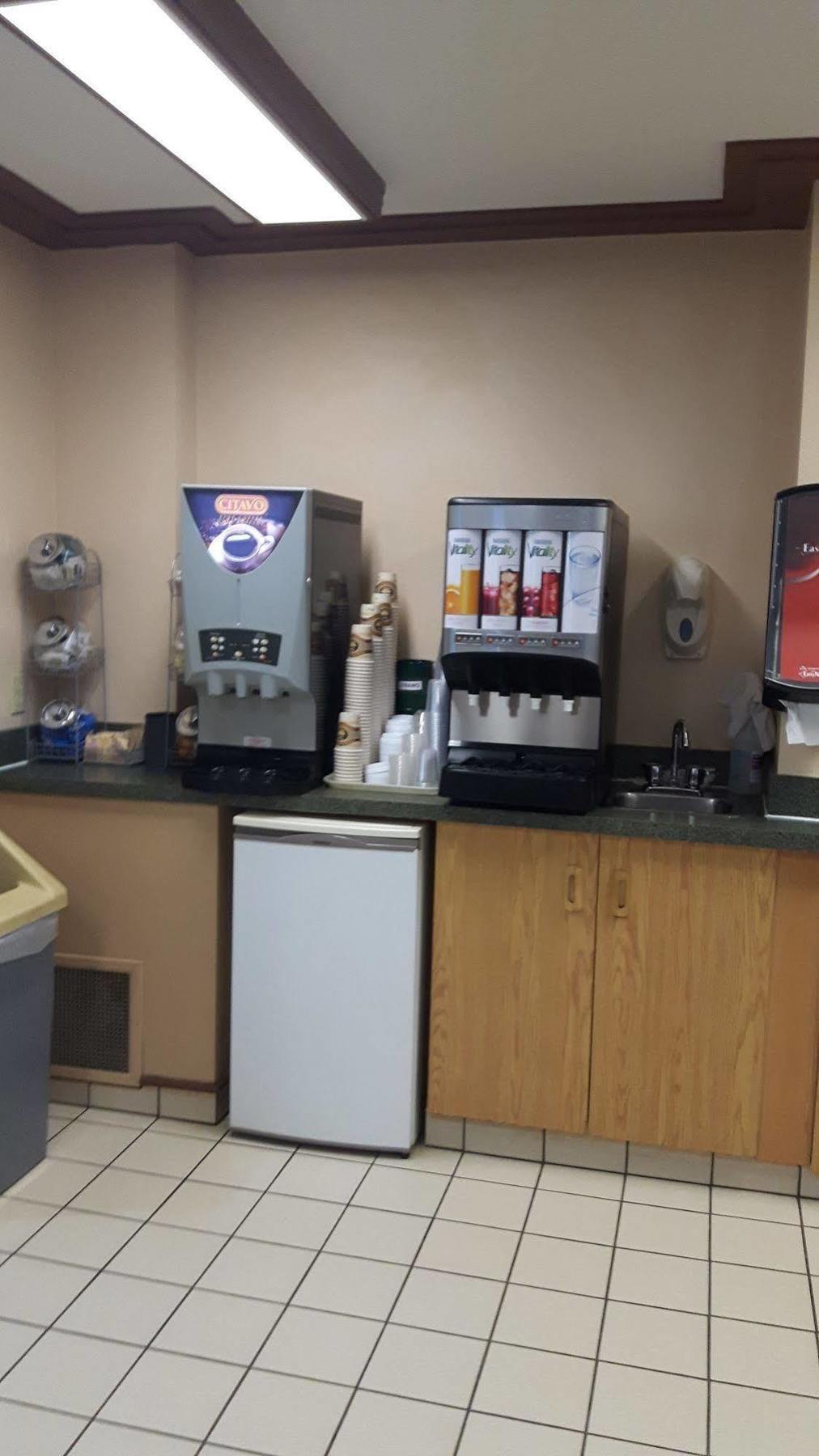 מלון Super 8 By Wyndham Moose Jaw Sk מראה חיצוני תמונה