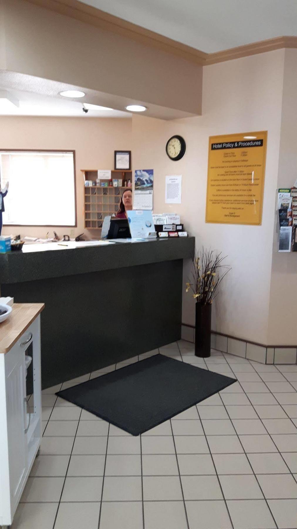 מלון Super 8 By Wyndham Moose Jaw Sk מראה חיצוני תמונה