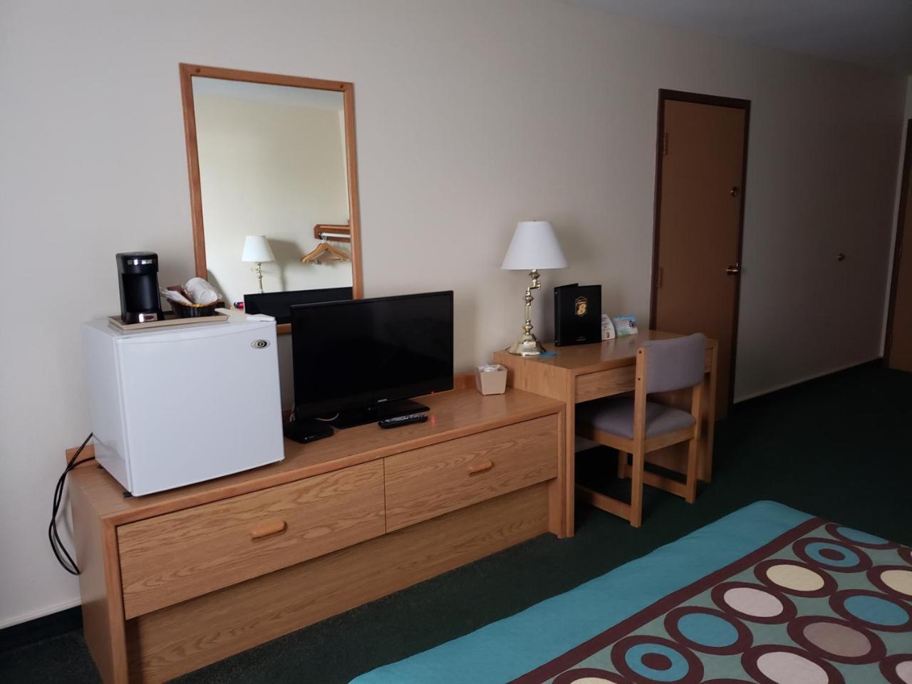 מלון Super 8 By Wyndham Moose Jaw Sk מראה חיצוני תמונה