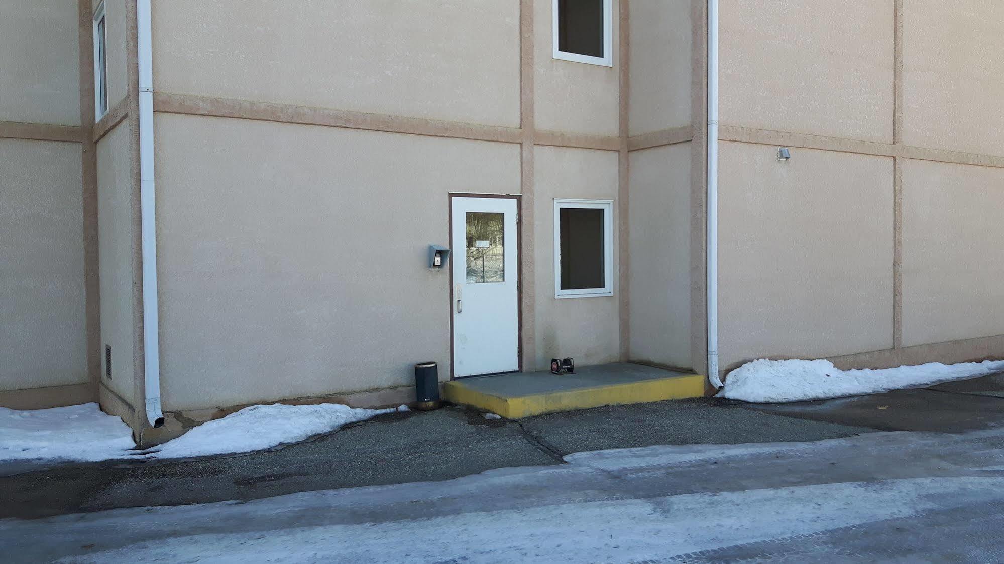 מלון Super 8 By Wyndham Moose Jaw Sk מראה חיצוני תמונה
