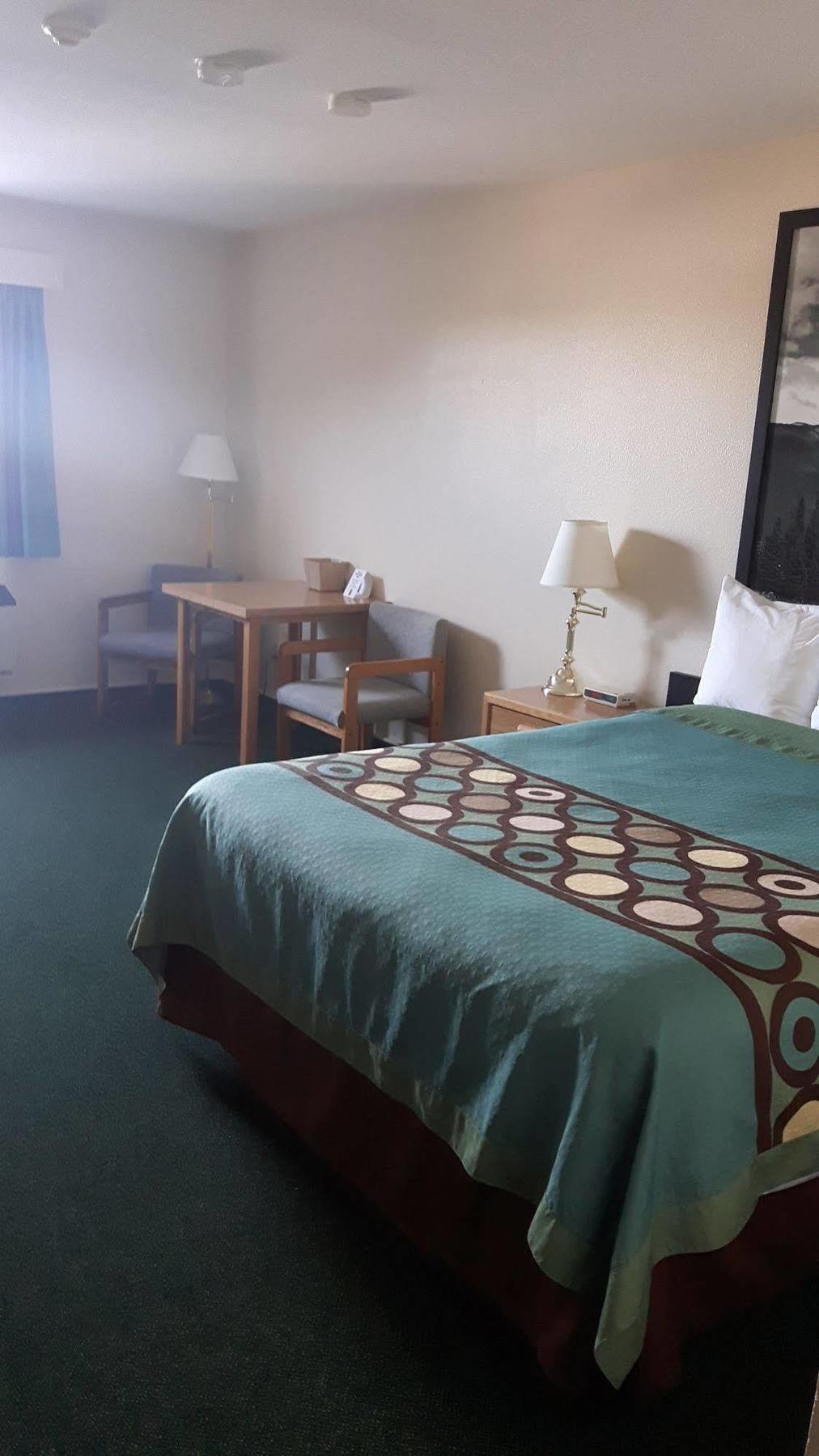 מלון Super 8 By Wyndham Moose Jaw Sk מראה חיצוני תמונה